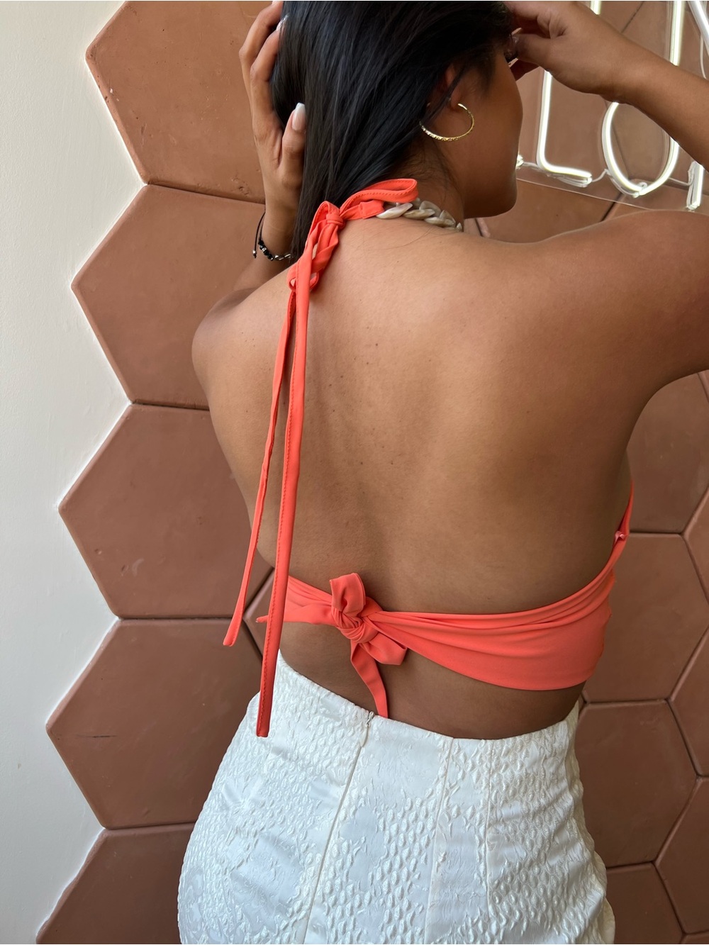 DO+BE Coral Halter Chain-Detail Crop Cami - Picture 4 of 6